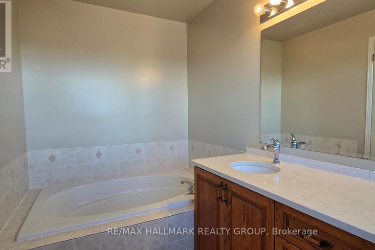 29366241/1620-henri-lauzon-street/chapel-hill/ottawa/ontario/K1C7R6_13