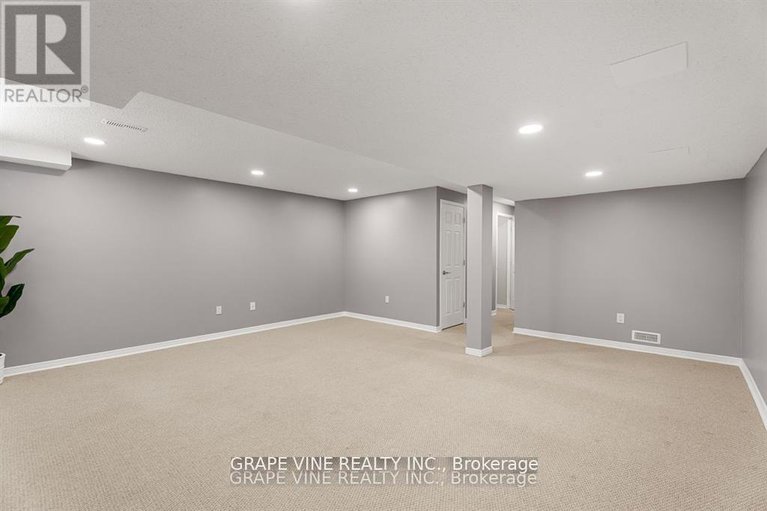 28872542/564-aberfoyle-circle/morgans-grantsouth-march/ottawa/ontario/K2K3R3_18