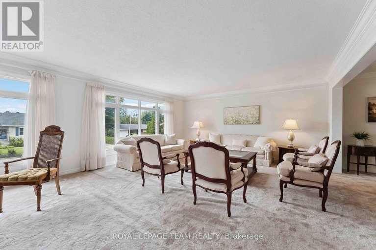 28701491/8-oakwood-avenue/city-viewskylinefisher-heightsparkwood-hills/ottawa/ontario/K2E6A5_4