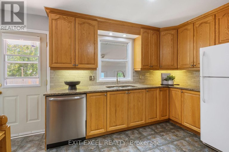 28416258/396-roxdale-avenue/bilberry-creekqueenswood-heights/ottawa/ontario/K1E1V5_11