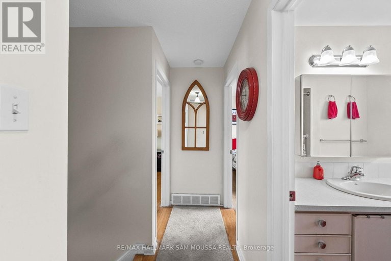 29606720/46-seymour-avenue/borden-farmstewart-farmcarleton-heightsparkwood-hills/ottawa/ontario/K2E6P2_26