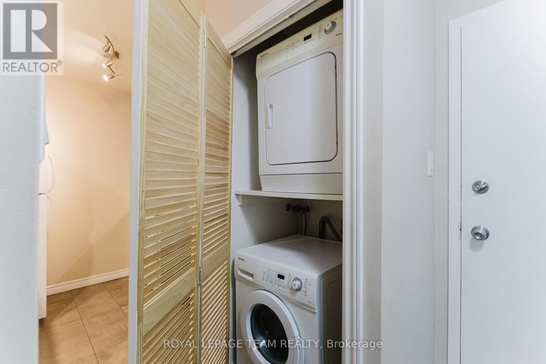28779123/210-212-viewmount-drive/borden-farmstewart-farmcarleton-heightsparkwood-hills/ottawa/ontario/K2E7X2_22