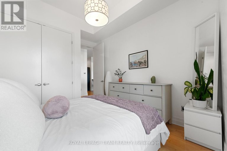 28587284/210-327-breezehill-avenue-s/west-centre-town/ottawa/ontario/K1Y1R6_17