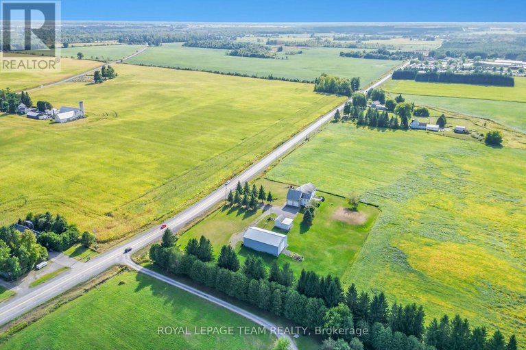 28816366/8665-russell-road/sarsfieldbearbrook/ottawa/ontario/K4B0J7_33
