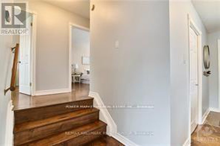 29244921/841-balsam-drive/chatelaine-village/ottawa/ontario/K1E1B8_9