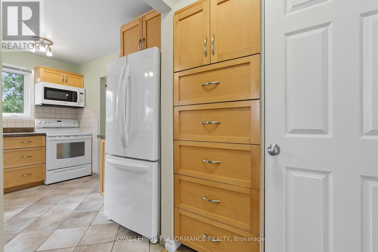 28895549/2463-orient-park-drive/blackburn-hamlet-south/ottawa/ontario/K1B4N2_17