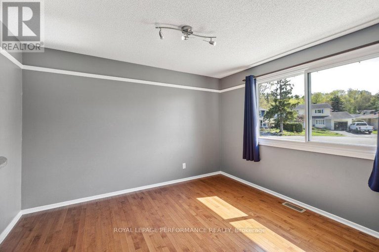 28308473/2045-deerhurst-court/beacon-hill-north/ottawa/ontario/K1J8H2_7