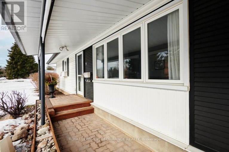 29450823/9-kilmory-crescent/borden-farmstewart-farmcarleton-heightsparkwood-hills/ottawa/ontario/K2E6M9_3
