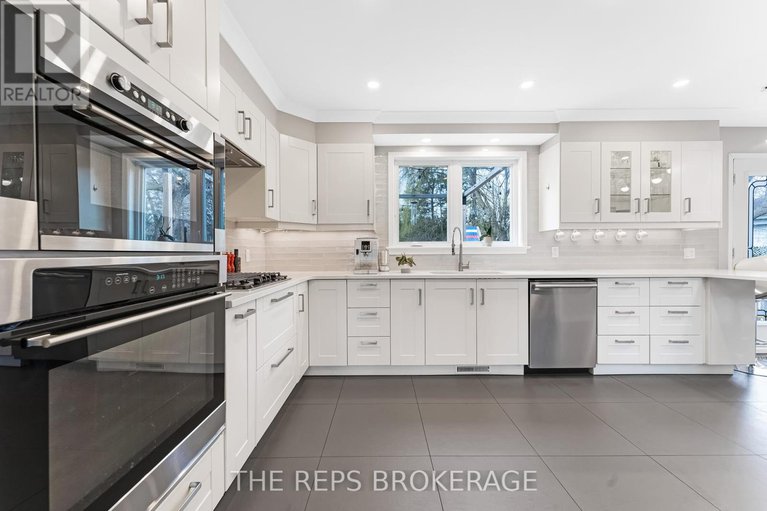 28336978/3062-upper-otterson-place/mooneys-bayrevelstoke/ottawa/ontario/K1V7B6_9