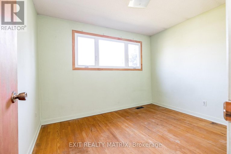 28932484/8-brian-crescent/bruce-farmgraham-parkqualicumbellands/ottawa/ontario/K2H6X3_22