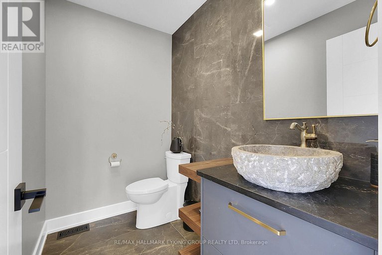 28550899/623-rowanwood-avenue/mckellarhighland/ottawa/ontario/K2A3E3_23