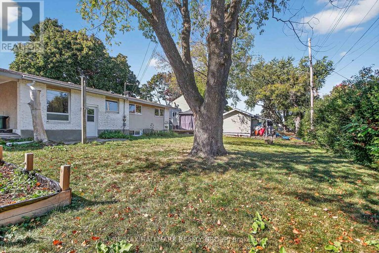 28940176/3-sutton-place/city-viewskylinefisher-heightsparkwood-hills/ottawa/ontario/K2E5G1_24