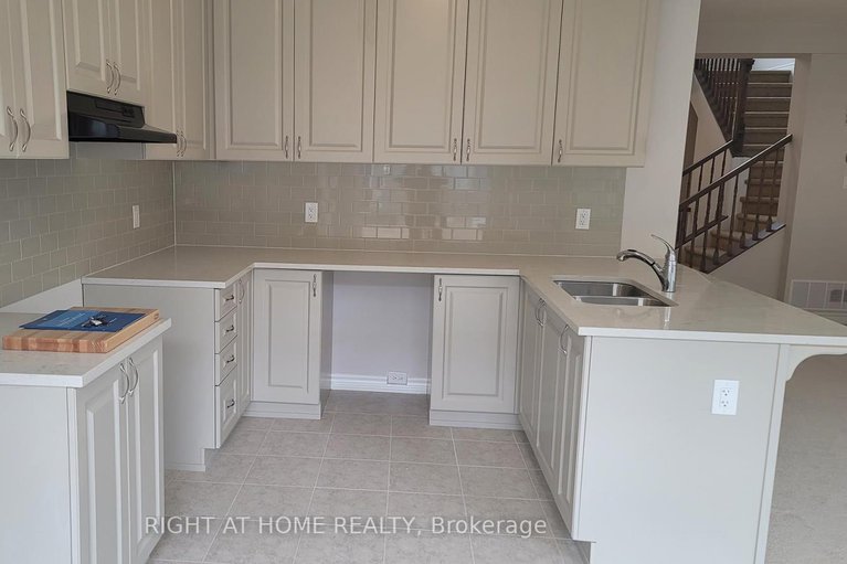 29048181/713-perseus-avenue/half-moon-bay/ottawa/ontario/K2J3V5_13