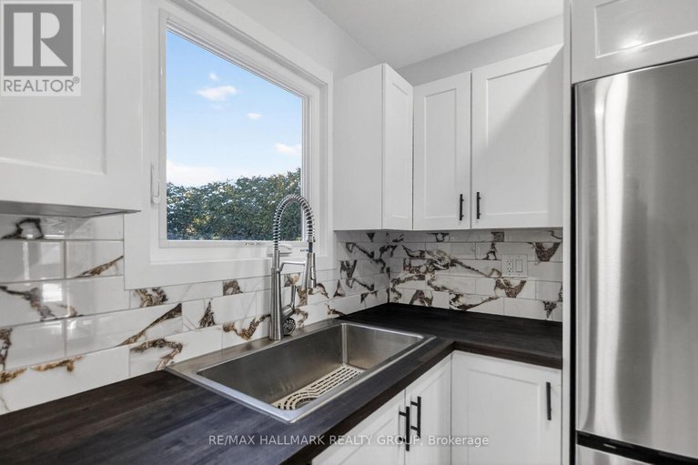 29154826/15-scharf-lane/glencairnhazeldean/ottawa/ontario/K2L2K3_20