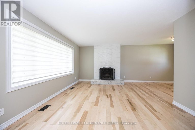 28604783/1398-jamison-avenue-s/bilberry-creekqueenswood-heights/ottawa/ontario/K1E1J5_5