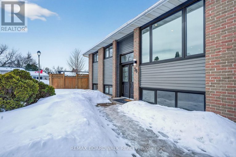29437074/38-courtney-road-w/glencairnhazeldean/ottawa/ontario/K2L1L8_4
