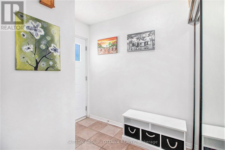 28564985/848-borland-drive/chatelaine-village/ottawa/ontario/K1E1X5_2