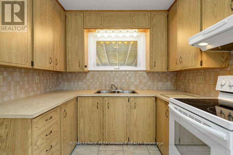 29403056/540-alesther-street/overbrookcastle-heights/ottawa/ontario/K1K1J3_9