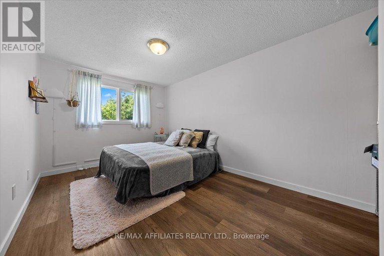 28649906/2530-autumn-hill-crescent/blackburn-hamlet-south/ottawa/ontario/K1B4M7_24