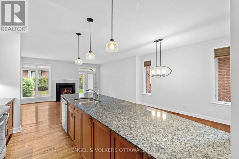 28329498/2368-virginia-drive/urbandale-acres/ottawa/ontario/K1H6S2_18