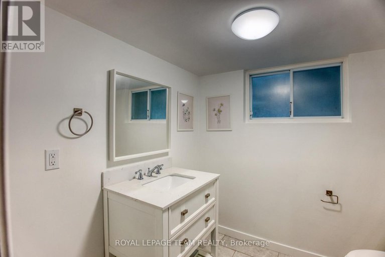 28637170/2010-featherston-drive/urbandale-acres/ottawa/ontario/K1H6P9_21