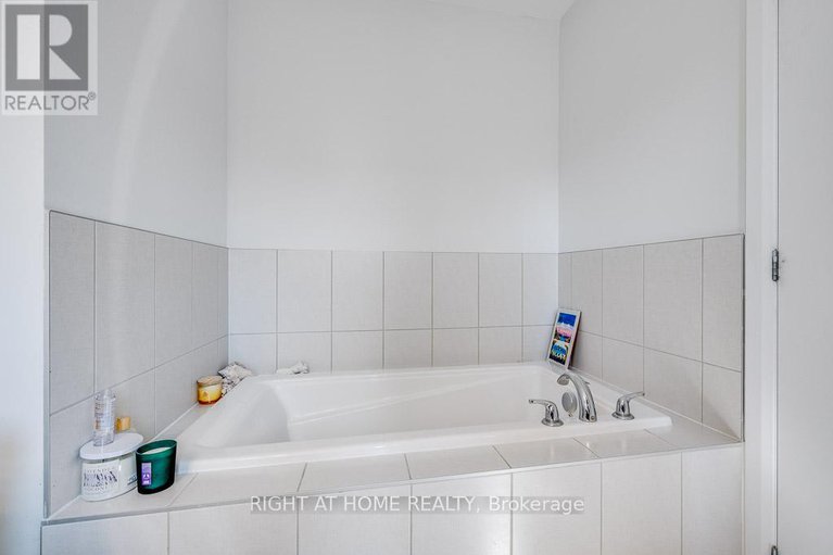 28660132/301-drumlish-lane/half-moon-bay/ottawa/ontario/K2J6Y1_19