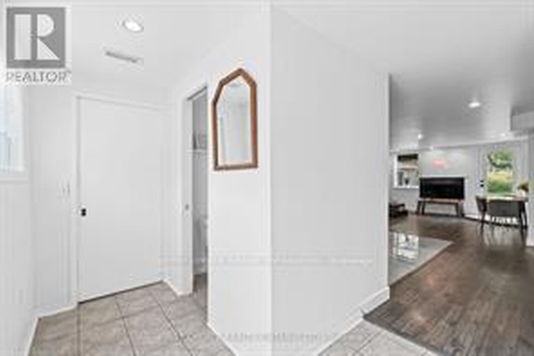 29626971/10-campbell-reid-court/rural-kanata-central/ottawa/ontario/K2K1X7_2