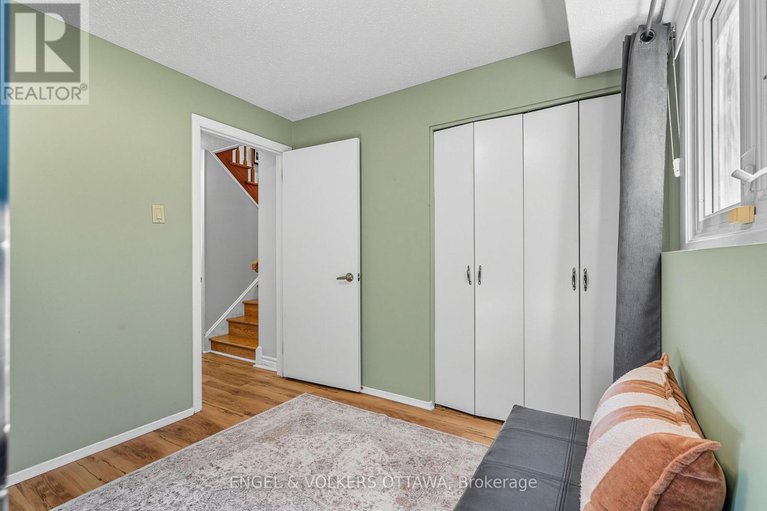 28842366/1800-devlin-crescent/playfair-park/ottawa/ontario/K1H5T6_28