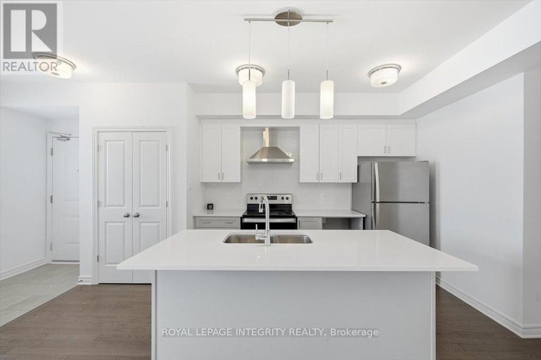 29419872/41-carabiner-private/mer-bleuebradley-estatesanderson-park/ottawa/ontario/K1W0L7_5