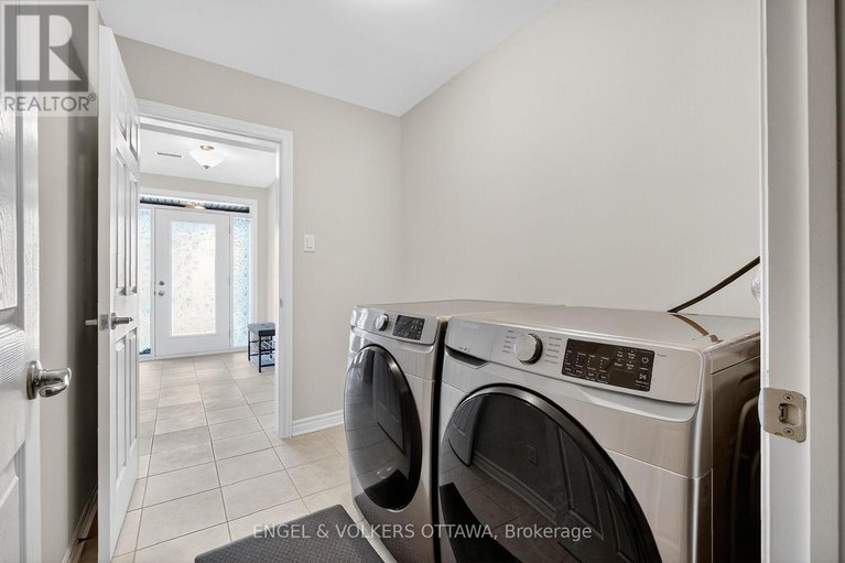 29023923/827-kiniw-private-se/cfb-rockcliffe-and-area/ottawa/ontario/K1K5A3_22