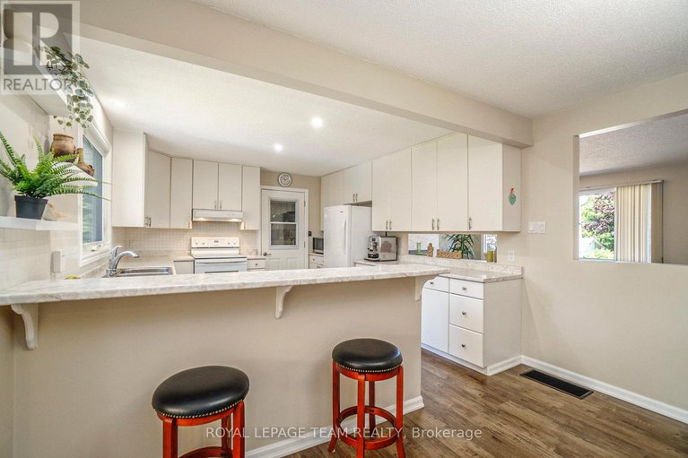 28576788/6870-edgar-brault-street/orleanssunridge/ottawa/ontario/K1C1L7_8