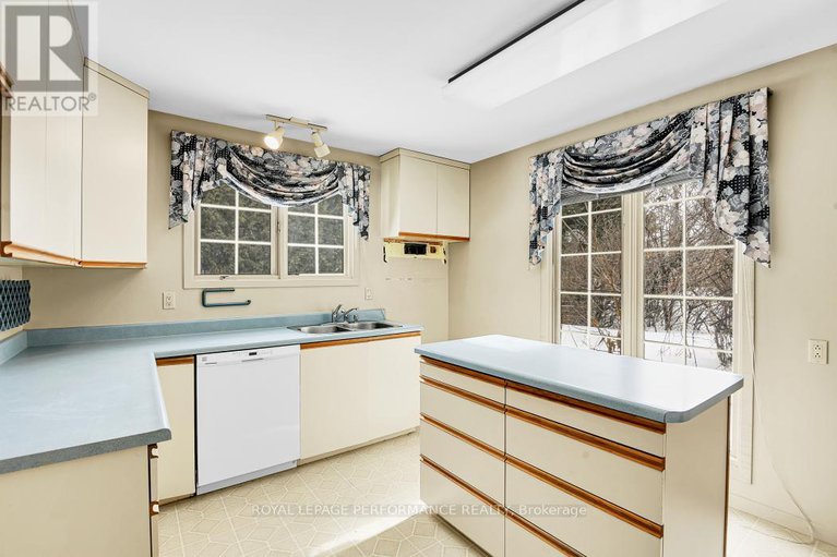 28381018/1970-marquis-avenue/beaconwood/ottawa/ontario/K1J8J4_10