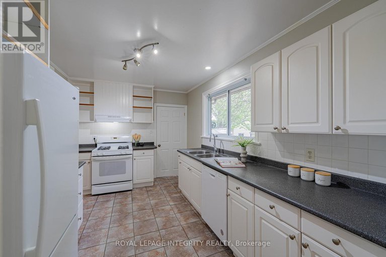 28557939/1695-gage-crescent-n/bel-air-heights/ottawa/ontario/K2C0Z7_22