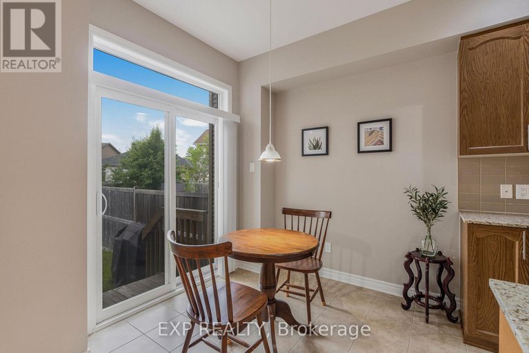 28589482/326-trailsedge-way/mer-bleuebradley-estatesanderson-park/ottawa/ontario/K1W0G6_12