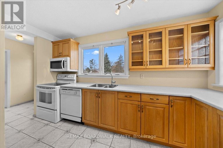 29678881/72-crownhill-street/cardinal-heights/ottawa/ontario/K1J7K8_8