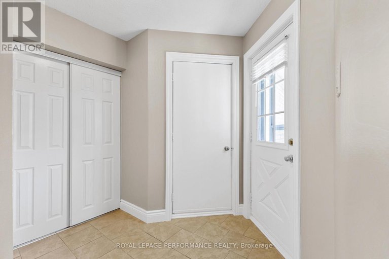 28918371/1936-longman-crescent/chateauneuf/ottawa/ontario/K1C5G6_3