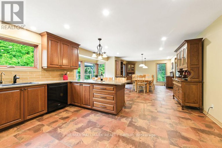 28550046/206-deerwood-drive/fitzroy-ward-south-west/ottawa/ontario/K0A2H0_9