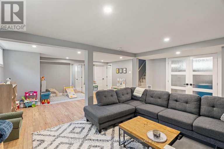 28638374/2097-neepawa-avenue/carlingwood/ottawa/ontario/K2A3L8_24