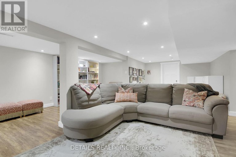 28807971/10-aberfeldy-street/arbeatha-park/ottawa/ontario/K2H6H5_24
