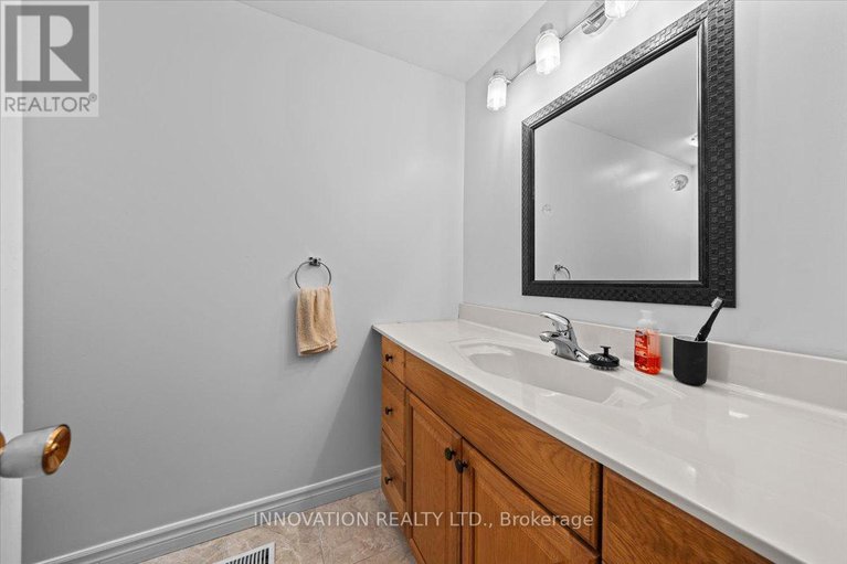 28818665/82-stokes-crescent-e/glencairnhazeldean/ottawa/ontario/K2L2Z4_22