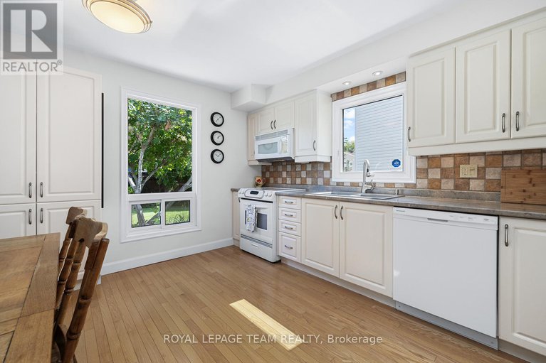 28840948/1179-st-moritz-court/convent-glen-north/ottawa/ontario/K1C2B2_11