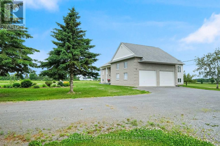 28816366/8665-russell-road/sarsfieldbearbrook/ottawa/ontario/K4B0J7_3