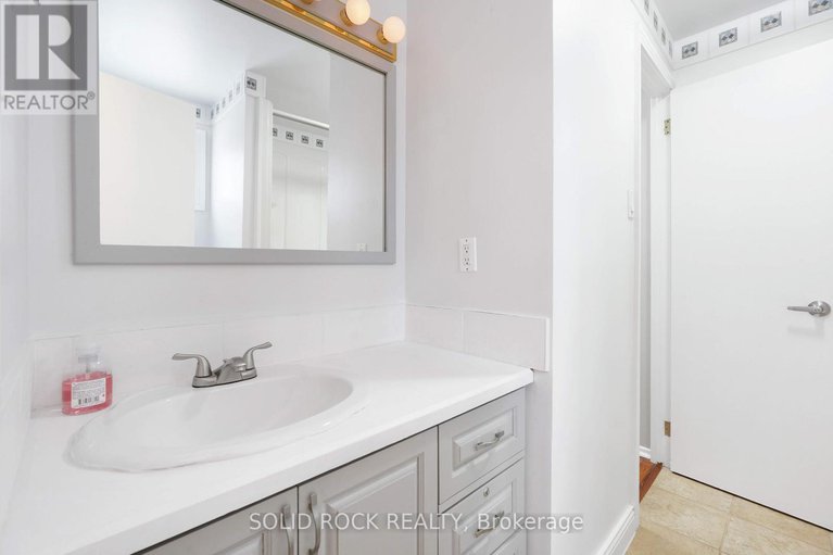 29105318/386-vince-drive/bilberry-creekqueenswood-heights/ottawa/ontario/K1E2E3_23