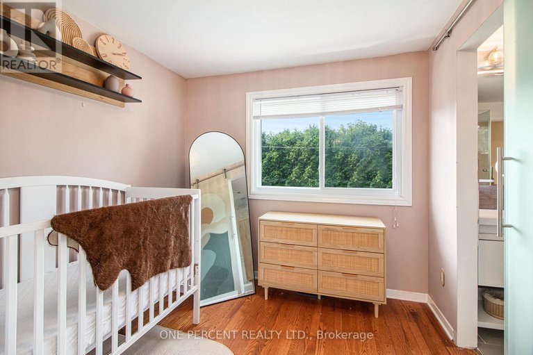 29052305/1042-harkness-avenue/riverside-park/ottawa/ontario/K1V6P2_17