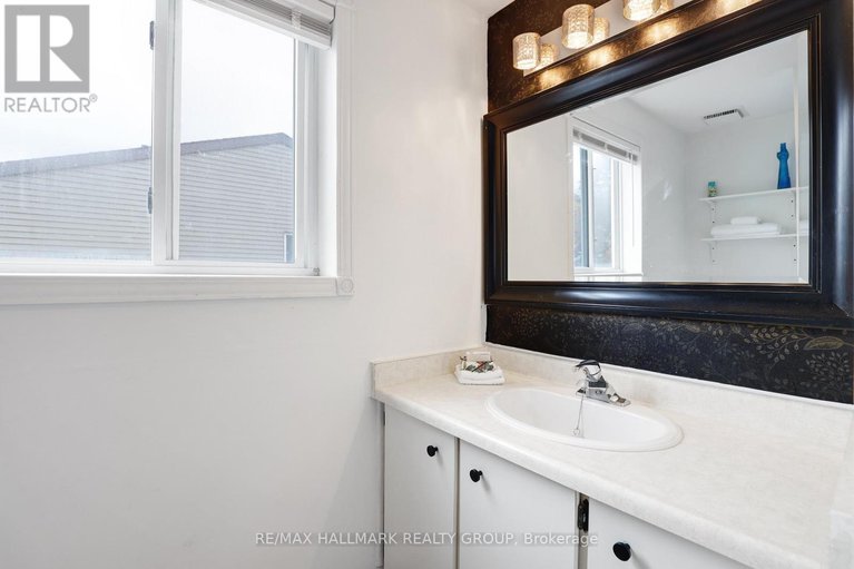 29030661/1637-saxony-crescent/pineview/ottawa/ontario/K1B5K8_20