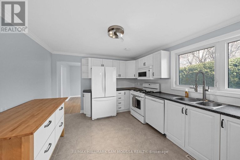 29677666/2750-consul-avenue/bruce-farmgraham-parkqualicumbellands/ottawa/ontario/K2H7H7_12