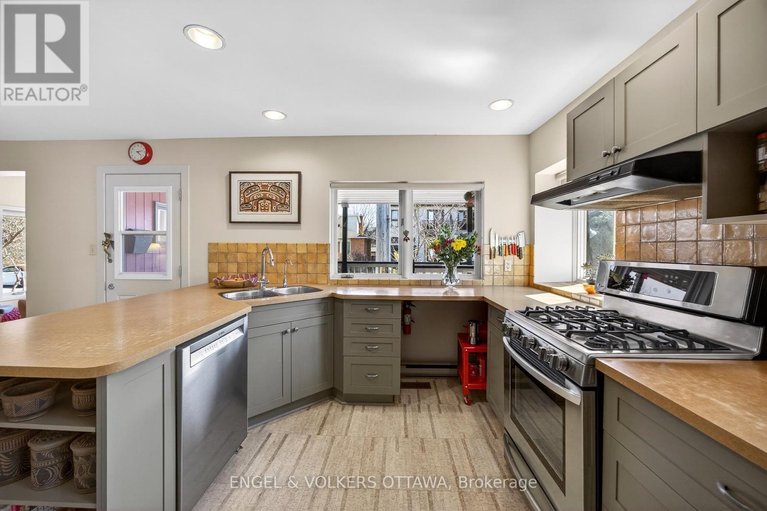 29617139/424-lochaber-avenue/westboro-west/ottawa/ontario/K2A0A6_21