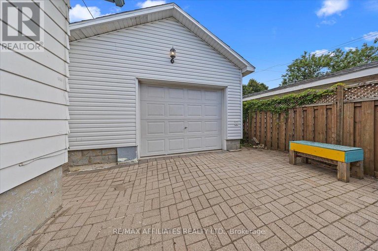 28777178/1490-laperriere-avenue/carlington/ottawa/ontario/K1Z7S9_28