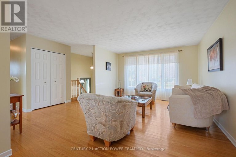 29647357/1535-st-georges-street/bilberry-creekqueenswood-heights/ottawa/ontario/K1E1R1_7