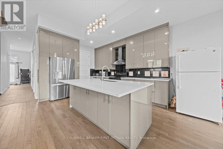 28927666/560-queen-mary-street/overbrookcastle-heights/ottawa/ontario/K1K1W1_7